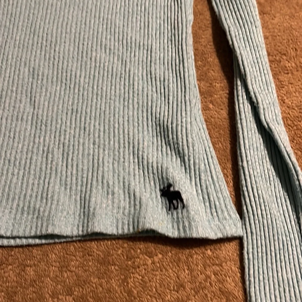 Girl light blue Abercrombie Kids shirt - Picture 3 of 4